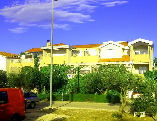 Dubravka アパート ピロヴァッツ